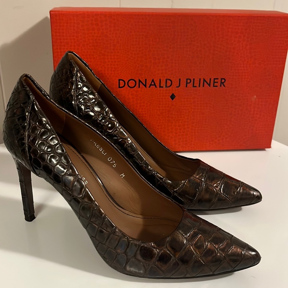 Donald J Pliner Heels. Croc print. Chestnut brown.